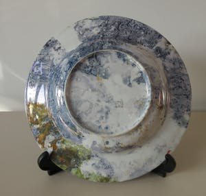 Niet of onleesbaar gesigneerd - Diep Aziatisch Porseleinen bord met gemarmerd lustglazuren decoratie kopen? Bied vanaf 1!