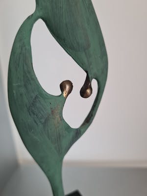 Corry Ammerlaan - Artihove Beeld " Elkaar op handen dragen " Groot formaat! kopen? Bied vanaf 75!