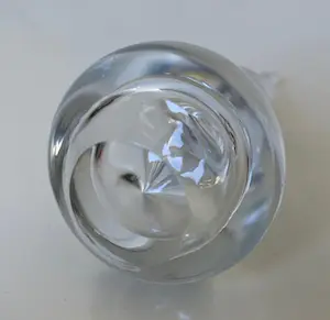 Niet of onleesbaar gesigneerd - Kristallen Peer presse papier kopen? Bied vanaf 1!