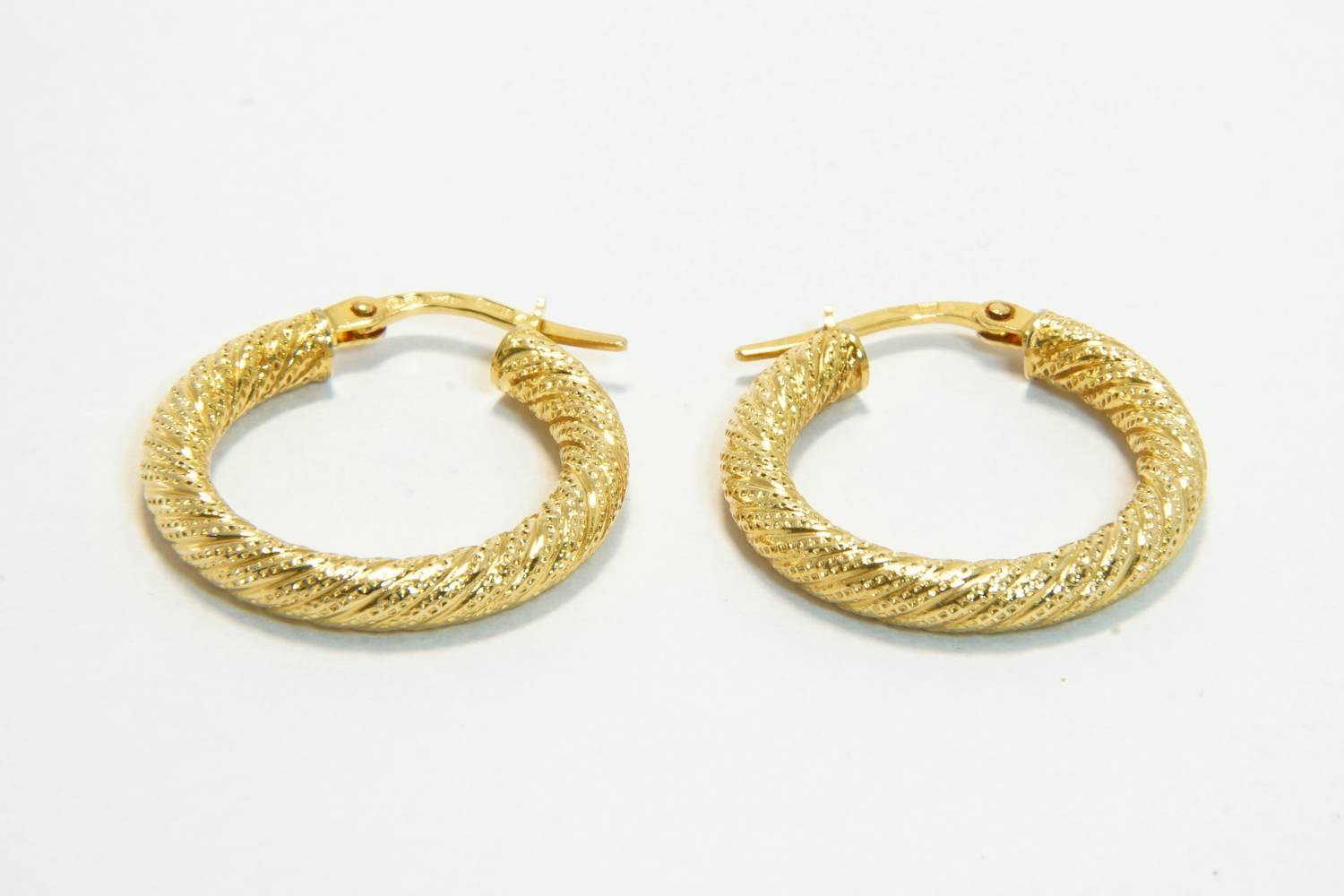 85 - 18 karaats geelgouden paar holle gedraaide oorringen verkocht voor € 280!