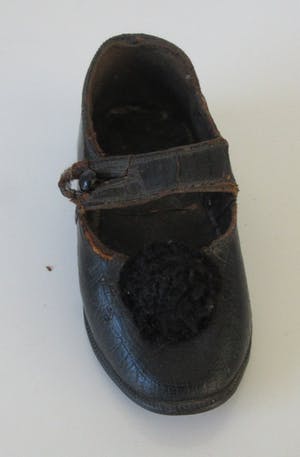 Curiosa - Twee antieke leren kinderschoenen voor een meisje kopen? Bied vanaf 1!