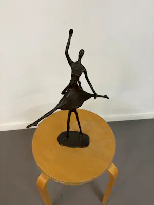 Corry Ammerlaan - Een sierlijk Bronzen beeldje van abstrakte dansers. kopen? Bied vanaf 100!