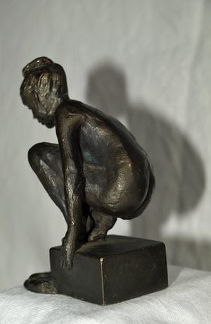 Niet of onleesbaar gesigneerd - Bronzen beeldje , “Meisje aan het water“ kopen? Bied vanaf 1!