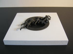Corry Ammerlaan - Wanddecoratie met verbronsd sculptuur - "Op Weg" kopen? Bied vanaf 50!