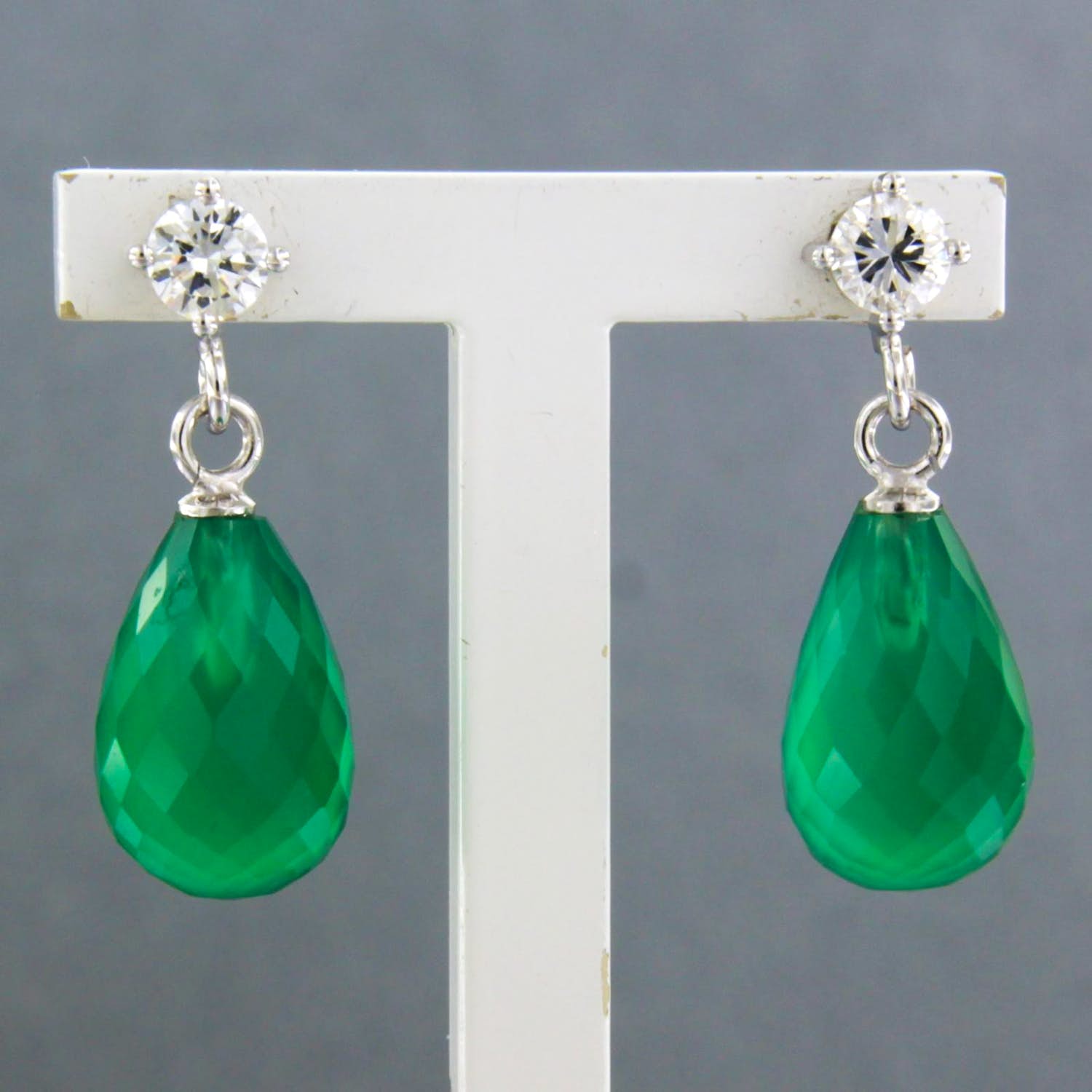 18k witgouden oorhangers met groene onyx en briljant geslepen diamant 0.42ct kopen? Bied vanaf 500!