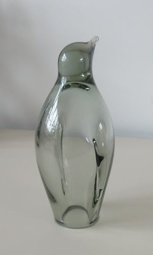 Niet of onleesbaar gesigneerd - Twee modernistische (Rook) glazen pinguin figuren kopen? Bied vanaf 1!