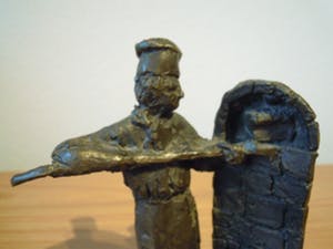 Jaap Hartman - Zwaar bronzen beeldje van een bakker. kopen? Bied vanaf 25!