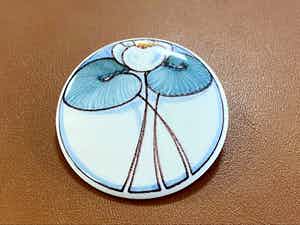 Koninklijke Tichelaar Makkum - Ronde broche speld met bloem verkocht voor € 1!