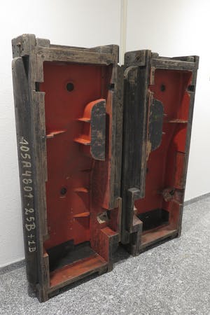 Niet of onleesbaar gesigneerd - Hout, Industriële mal bestaande uit twee delen (Zeer groot en zwaar!) kopen? Bied vanaf 1!