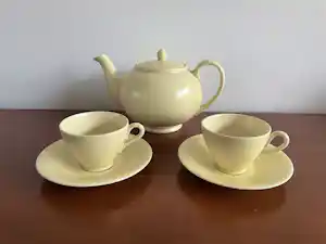 Plateelbakkerij Zuid-Holland - Plateelbakkerij Zuid Holland - Art deco gele theepot + kop- en schotels vendu pour 30€ !