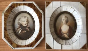 Niet of onleesbaar gesigneerd - 2 Miniatuur schilderijtjes / portretjes ivoor / schildpad - voor 1947 kopen? Bied vanaf 1!