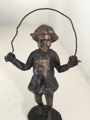 Astrid Veldhuyzen-Koppen - Sculptuur “ Meisje met springtouw “ kopen? Bied vanaf 30!