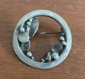 Eivind Hillestad - Vintage ‘70s handgemaakte tinnen broche kopen? Bied vanaf 28!