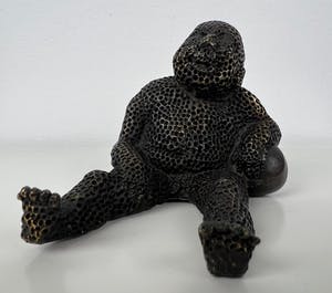 Carolein Smit - Sculptuur | 'Zittend jongetje met bal' | 2006 kopen? Bied vanaf 300!