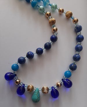 Niet of onleesbaar gesigneerd - Collier van lapis lazuli,blauw agaat,Murano glas druppels en turquoise kopen? Bied vanaf 1!