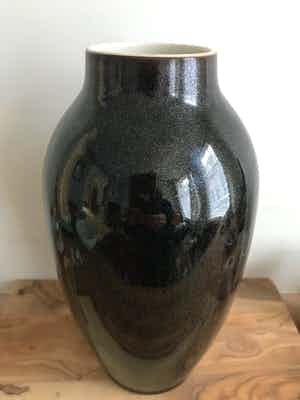 Han Knaap - Porseleinen vaas met ‘Kaki tenmoku’ glazuur, uitvoering St. Maarten Porcelein verkocht voor € 40!