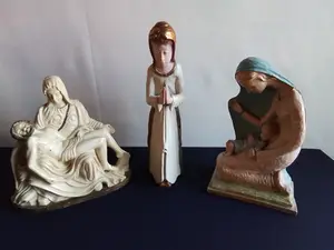 Niet of onleesbaar gesigneerd - Fraaie groep van 3 religeuze beelden kopen? Bied vanaf 1!