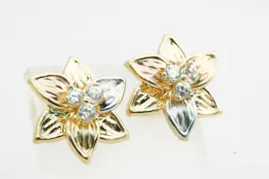 100 - Een paar mooi gedetailleerde 18Kt tricolor gouden oorstekers - bloemmotief kopen? Bied vanaf 240!