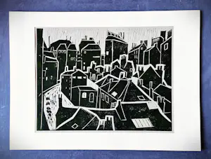 Buy Ria Exel - Grote, omstreeks 1940 gemaakte olijfgroene houtsnede "de daken van Amsterdam"? Bid from 39!