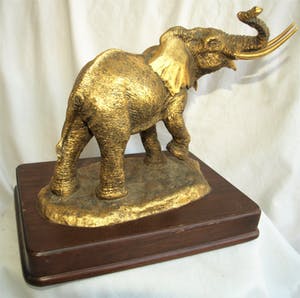 Anthony J. Jones - Bronzen beeld , The Golden Elephant – op houten voetstuk - 4922 gram kopen? Bied vanaf 225!