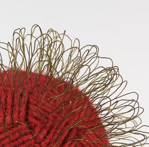 Niet of onleesbaar gesigneerd - Lot van twee textiele bollen met metalen haartjes kopen? Bied vanaf 1!