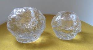 Kosta Boda - Twee Snowball kandelaren waarvan een XL model - ontwerp Ann Warff kopen? Bied vanaf 28!