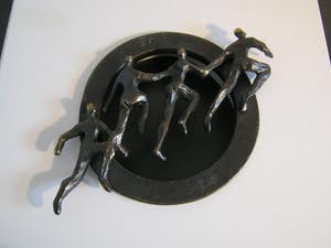 Corry Ammerlaan - Wanddecoratie met verbronsd sculptuur - "Op Weg" kopen? Bied vanaf 50!
