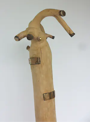 Frans Kokshoorn - Grote houten sculptuur van hout met metalen elementen kopen? Bied vanaf 250!