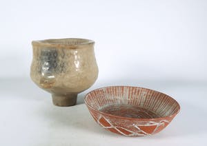 Dirk Hubers - Aardewerk, Sgrafitto schaal en een pot op voet van onbekende maker kopen? Bied vanaf 80!