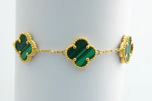 47 - Sierlijk en fijn 20krt gouden armband met 3 malachiet klavertje 4 hangers kopen? Bied vanaf 350!