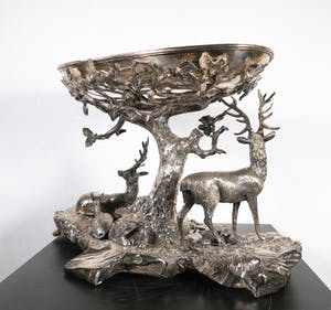 Curiosa - Verzilverd tafelstuk in de vorm van een hertengroep bij een boom kopen? Bied vanaf 60!