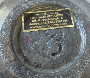 Henk Bodewes - RAKU bolvaas met koper oxyde glazuur in rood en pistache groen kopen? Bied vanaf 38!