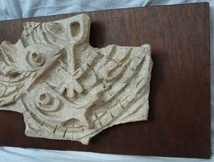 Klaas Pijlman - Chamotte / Aardewerk op paneel , Vissen & Pax Christi - ca. 1970 kopen? Bied vanaf 25!