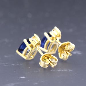 18K Goud - geelgouden oorbellen bezet met saffier en 0.12 ct diamant kopen? Bied vanaf 380!
