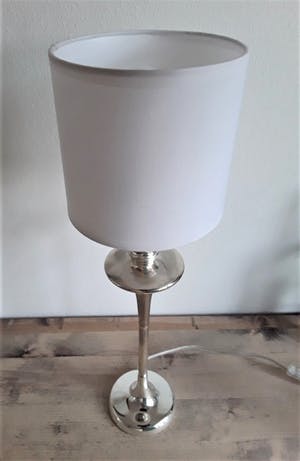 Niet of onleesbaar gesigneerd - Verchroomd stalen tafellamp Nr 1701359 met gemêleerde uitstraling kopen? Bied vanaf 1!