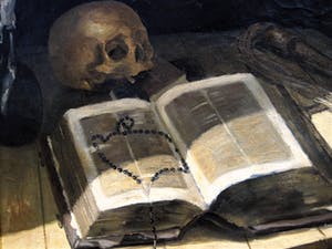 Niet of onleesbaar gesigneerd - Omstreeks 1900 geschilderd Vanitas stilleven met schedel, bijbel en rozenkrans kopen? Bied vanaf 10!