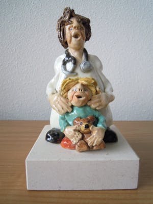 Niet of onleesbaar gesigneerd - Handgemaakt gesigneerd beeldje van DOKTER MET KIND. kopen? Bied vanaf 1!