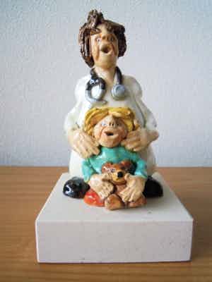 Niet of onleesbaar gesigneerd - Handgemaakt gesigneerd beeldje van DOKTER MET KIND. verkocht voor € 1!