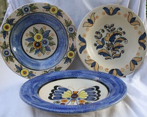 Niet of onleesbaar gesigneerd - Drie Prachtige Keramische Zeer Oude Borden gemaakt in Talaverda (Spanje) en Ver kopen? Bied vanaf 1!