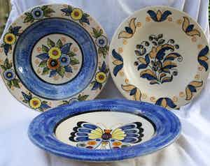 Niet of onleesbaar gesigneerd - Drie Prachtige Keramische Zeer Oude Borden gemaakt in Talaverda (Spanje) en Ver verkocht voor € 1!