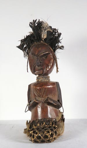 Urhobo - Beschermbeeld met bont, veren, ringen en een korfje kopen? Bied vanaf 1!