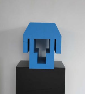 Nikolaus Urban - Triplex/ kartonnen object, Blauw huis (op sokkel) kopen? Bied vanaf 100!