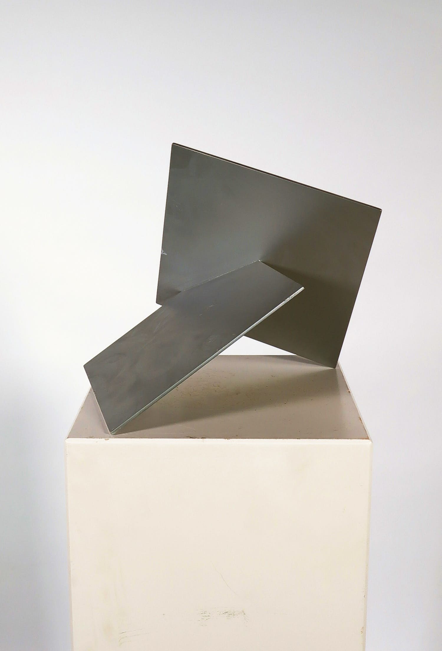 Niet of onleesbaar gesigneerd - Sculptuur bestaande uit twee zilverkleurige vierkanten kopen? Bied vanaf 1!