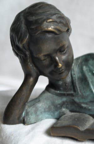 Niet of onleesbaar gesigneerd - Bronzen leesbeeld / leesbeeldje , “Meisje“ kopen? Bied vanaf 1!