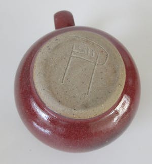 Niet of onleesbaar gesigneerd - Drie steengoed koffiebekers met Sang de Boeuf glazuur gesigneerd HSMP kopen? Bied vanaf 1!