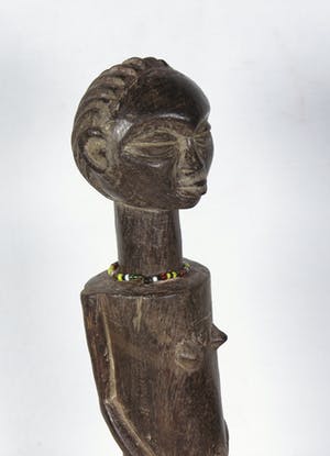 Bembe - Houten pop / tevens vruchtbaarheidsbeeld met kralenketting kopen? Bied vanaf 1!