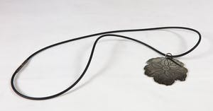 Yoka Voorbach - Collier met zilveren hanger met kleurenets, Magic eglantine kopen? Bied vanaf 1!