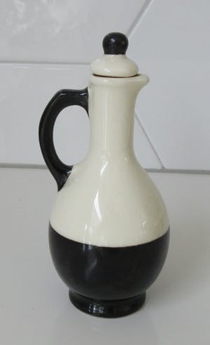 Niet of onleesbaar gesigneerd - Art deco zwart wit aardewerken olie- en azijn Stel kopen? Bied vanaf 10!