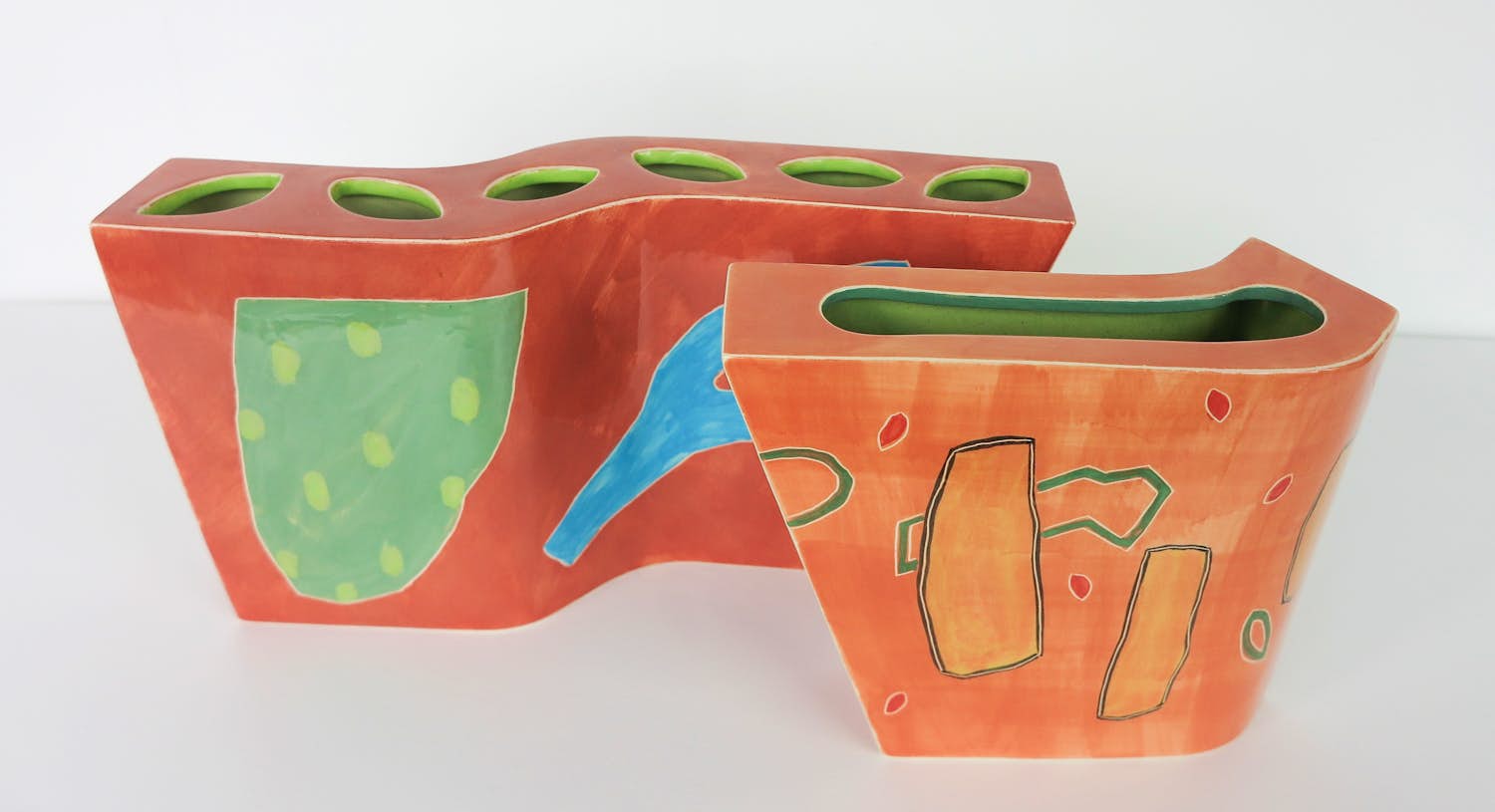 Ines de Booy - Twee kleurrijke keramieken vazen met golfende vorm kopen? Bied vanaf 60!
