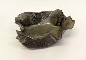 Niet of onleesbaar gesigneerd - Vrijgevormd gevouwen keramisch object verkocht voor € 1!